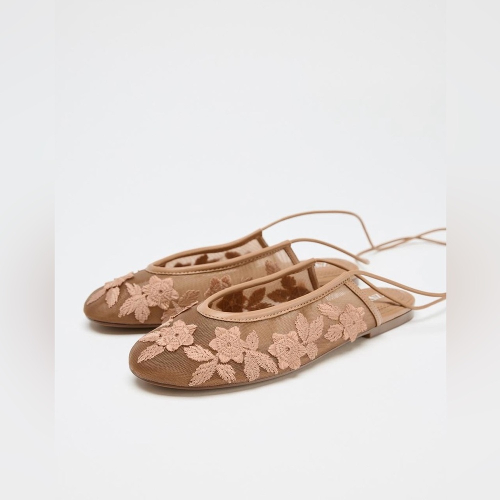 ZARA LACED MESH EMBROIDERED BALLET FLATS
Color: Beige * Size: 6.5 ( 37 )